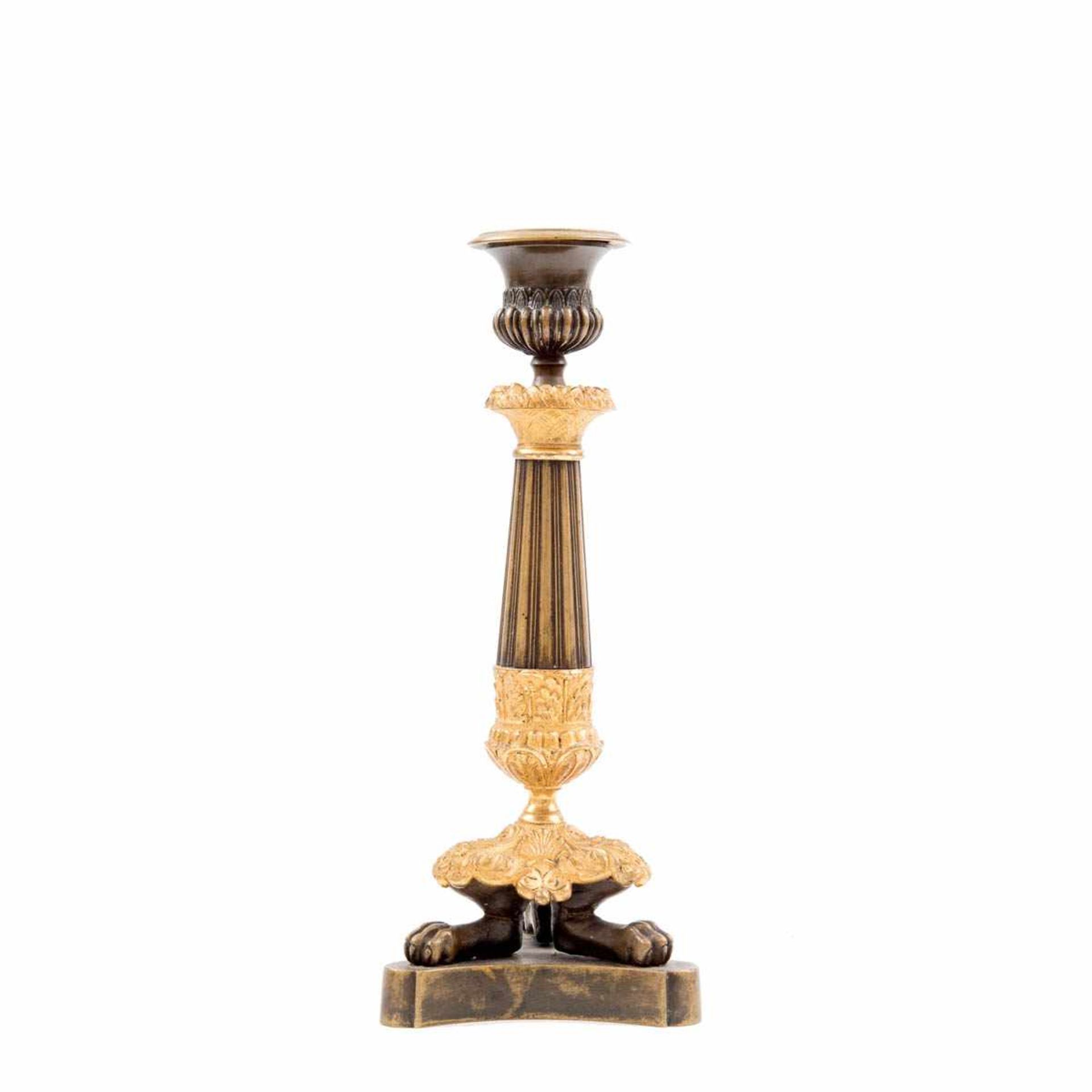 Kerzenleuchter, Empire um 1820 Bronze, teilw. feuervergoldet. Auf dreipassiger Plinthe
