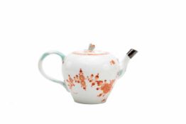 Teekanne, Meissen, um 1800 Marcolini-Zeit. Blumendekor in Orangerot mit Goldstaffierung,