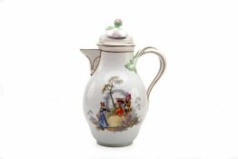 Große Kaffeekanne, Meissen, um 1800 (Marcolini-Zeit). Bemalt mit galanten Szenen auf Korpus und