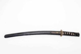 Wakizashi mit Kogai, Japan um 1900 Leicht gekrümmte Rückenklinge, umwickelter Griff mit Tschuba,