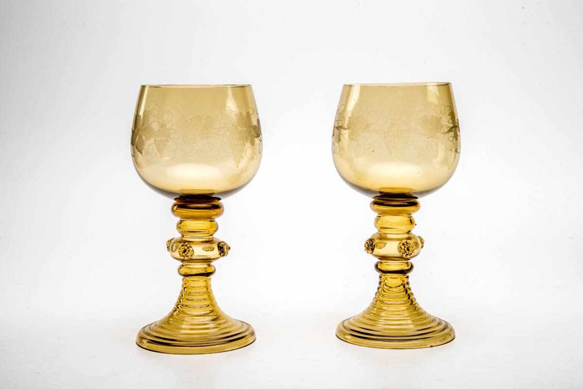 Paar Weinrömer, Böhmen um 1930 Bräunliches Glas. Runder spiralig gedrehter Hohlfuß, kugeliger hohler