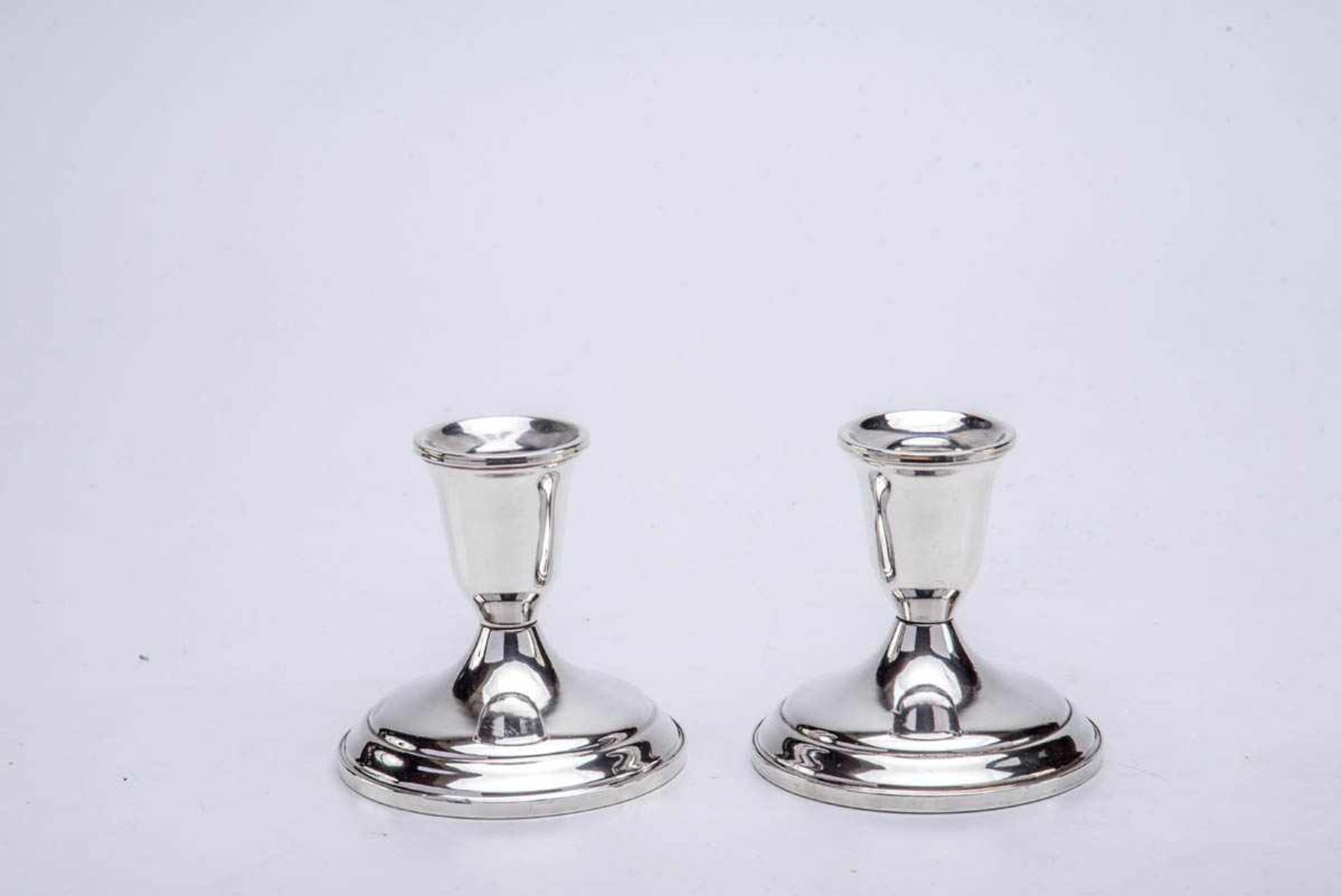 Paar Kerzenleuchter, Towle, USA Sterling-Silber, Runder leicht gewölbter Fuß, schlichte Kerzentülle. - Bild 2 aus 3