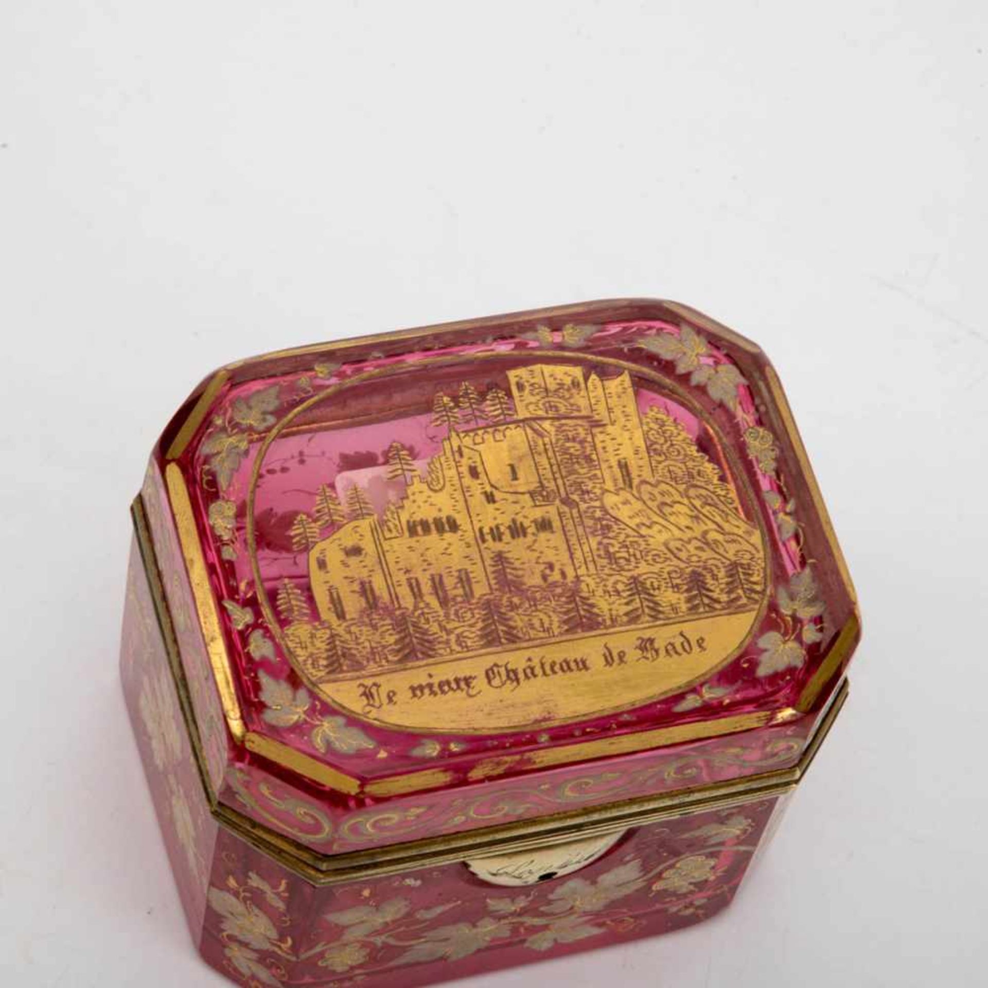 Souvenirdose Baden, Böhmen, um 1830, Rosalinfarbenes Glas, geschliffen, bemalt mit Weinlaub und - Bild 2 aus 2