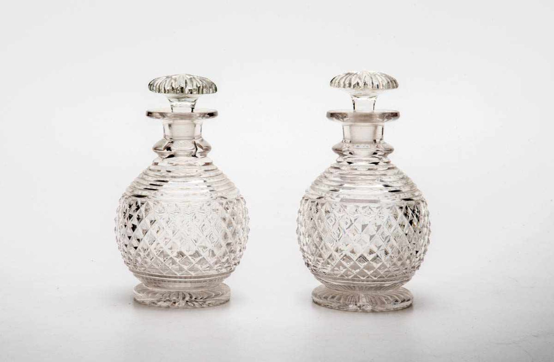 Paar Flakons, Böhmen, 19. Jahrhundert Farbloses Glas, umfangreich beschliffen, Diamantschliff,