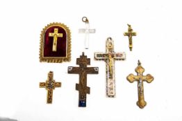 Konvolut 7 Kreuze a) 1 Kleines Messingkreuz mit Reliquien zum Aufschrauben als Kettenanhänger, Länge