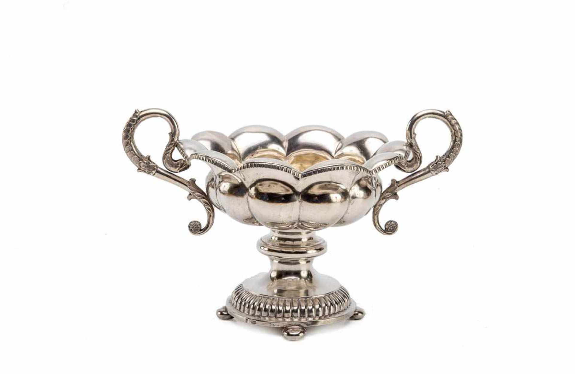 Tazza, Conrad Friedr. Schramme, Hamburg um 1840 Silber. Auf vier gedrückten Kugelfüßchen runder