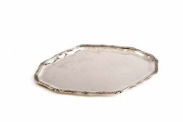 Ovales Tablett, Frankreich 950er Silber. Ovaler schlichter Spiegel, passig geschweifte Fahne mit