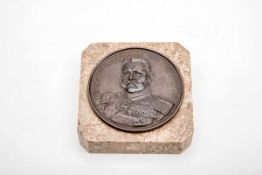 Medaille Hindenburg In beigegrauem Marmor eingelassene Bronze-Medaille mit dem Bruststück