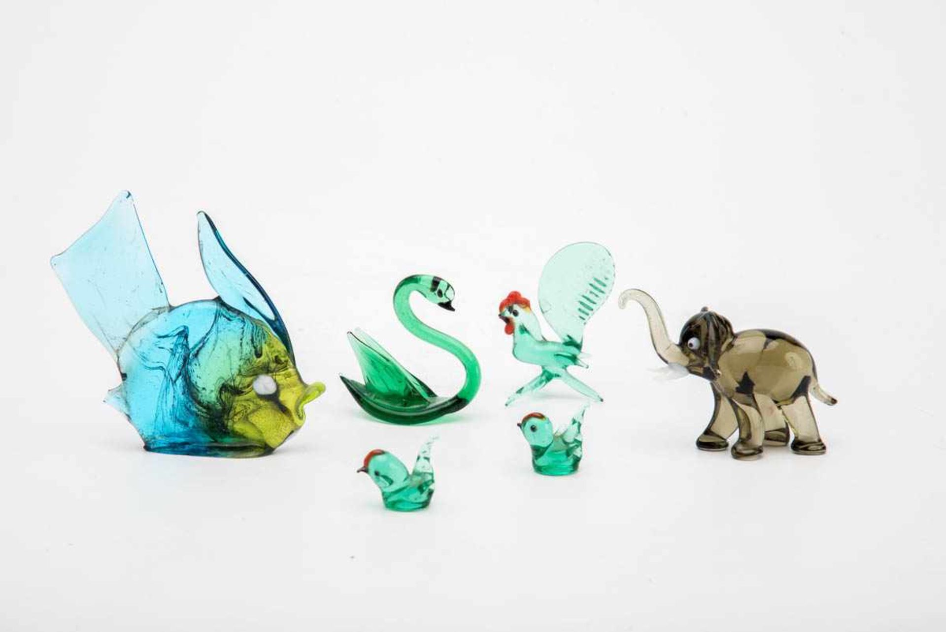 Konvolut Miniatur Figuren, Murano Farbiges Glas. Bestehend aus: Elefant, Schwan, Gockelhahn, Paar