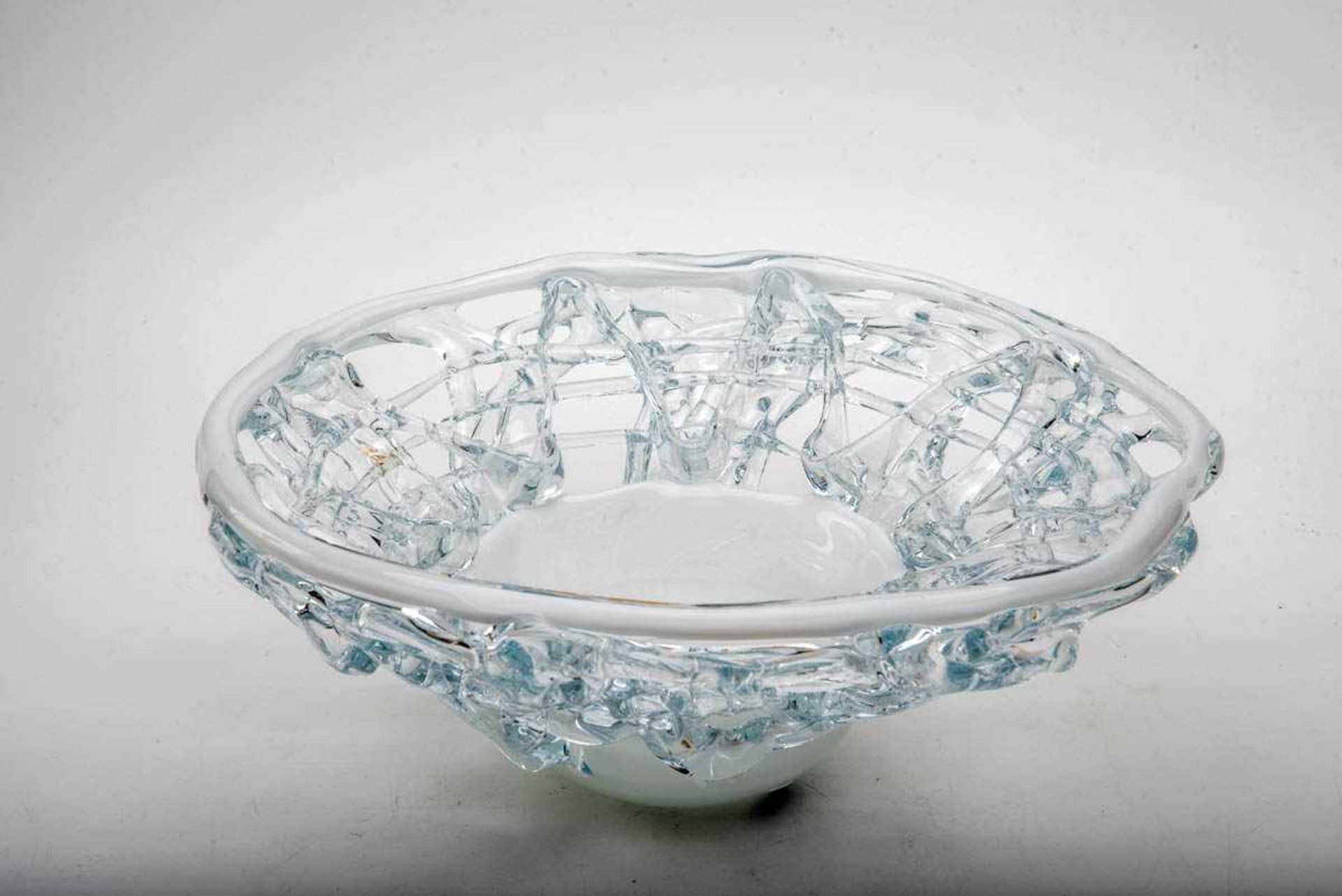 Designer-Glasschale, Murano Farbloses Glas, Schale und Rand weiß überfangen. D.: ca. 40 cm. - Bild 2 aus 3