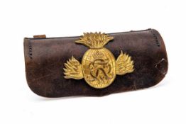 Kartuschenkasten, Artillerie I.WK Braunes kräftiges Rindleder, Deckel mit appliziertem Emblem mit