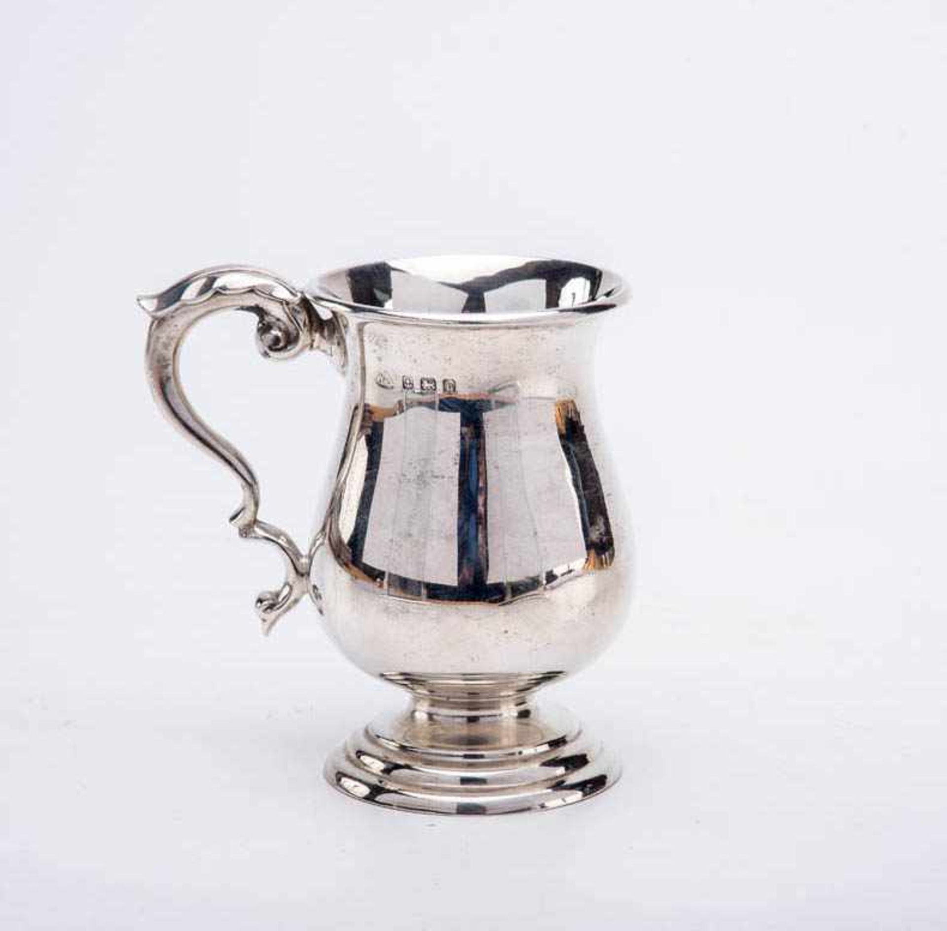 Henkelbecher, Birmingham 1907 Sterling-Silber, innen vergoldet. Runder profilierter Fuß,