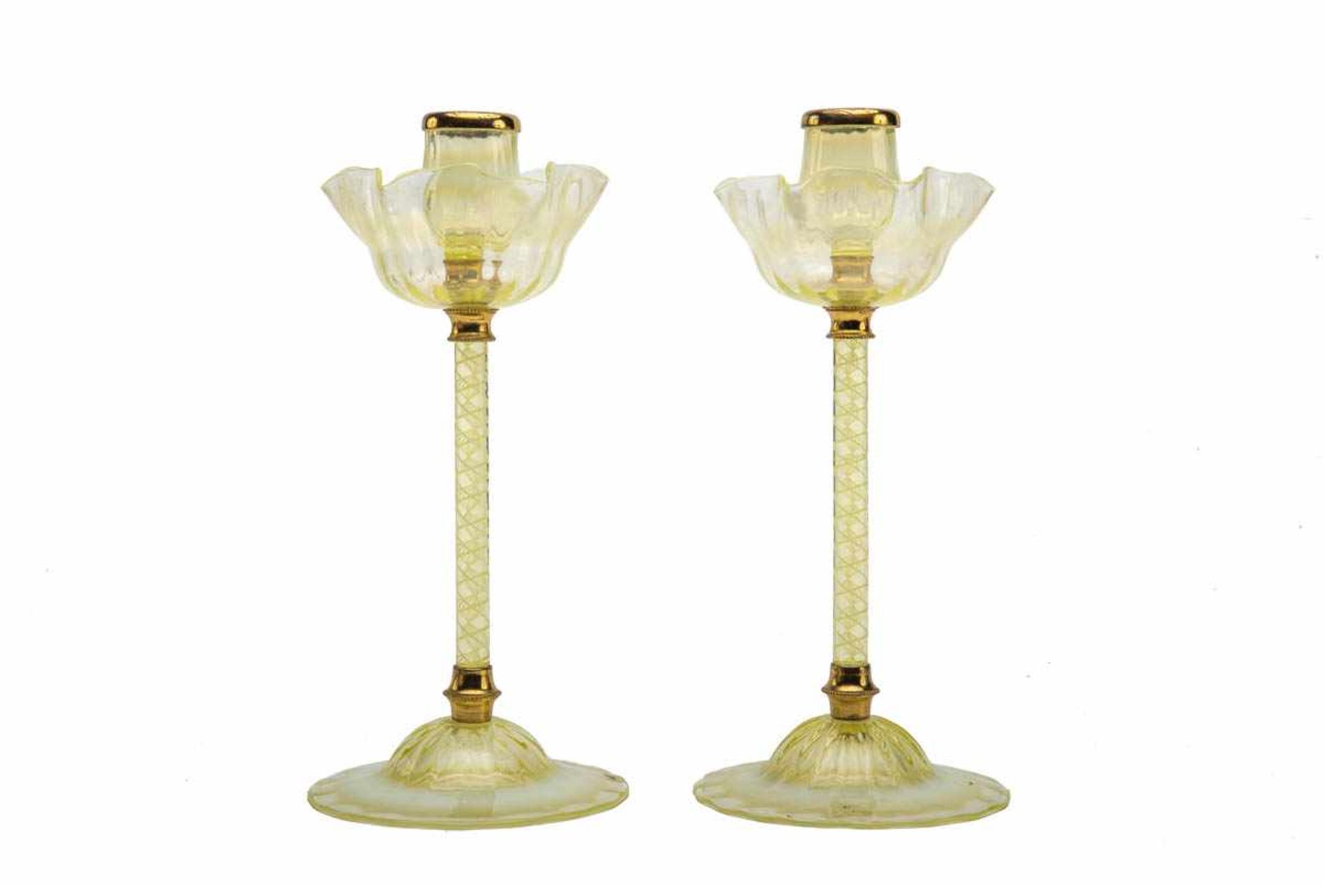 Paar Kerzenleuchter, um 1900 Grünliches Glas mit Messingmontierung, im Schaft weiße Glasspirale.