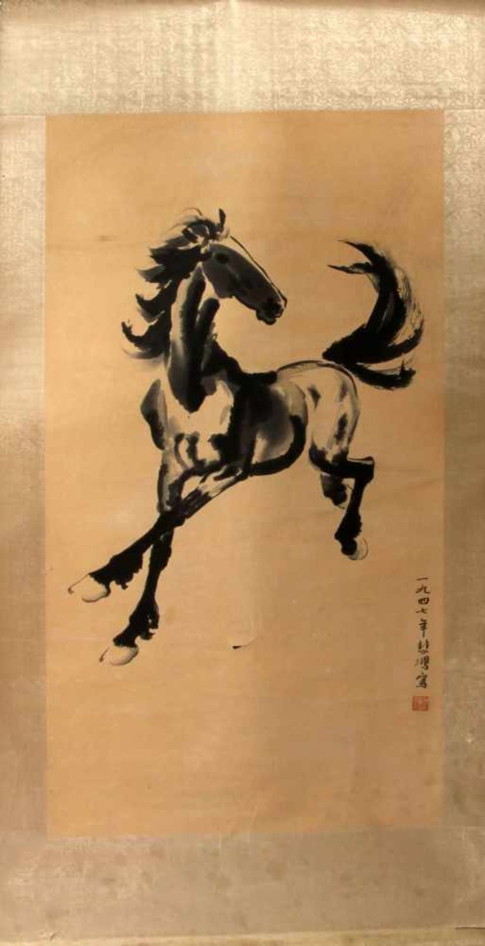 Rollbild Japan um 1900 "Trabendes Pferd". Schwarze Tusche. Rollbild auf cremefarbenem Papier.