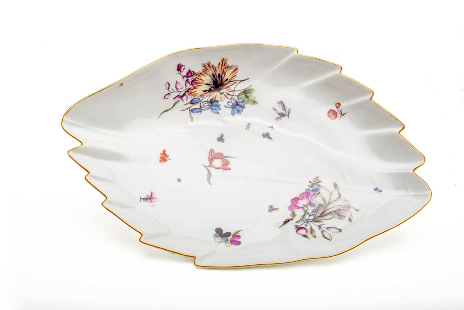 Blattschale, Meissen Bemalt mit Streublumen und Blumenbuketts, Goldrand. Breite 37 cm. Schwerter mit