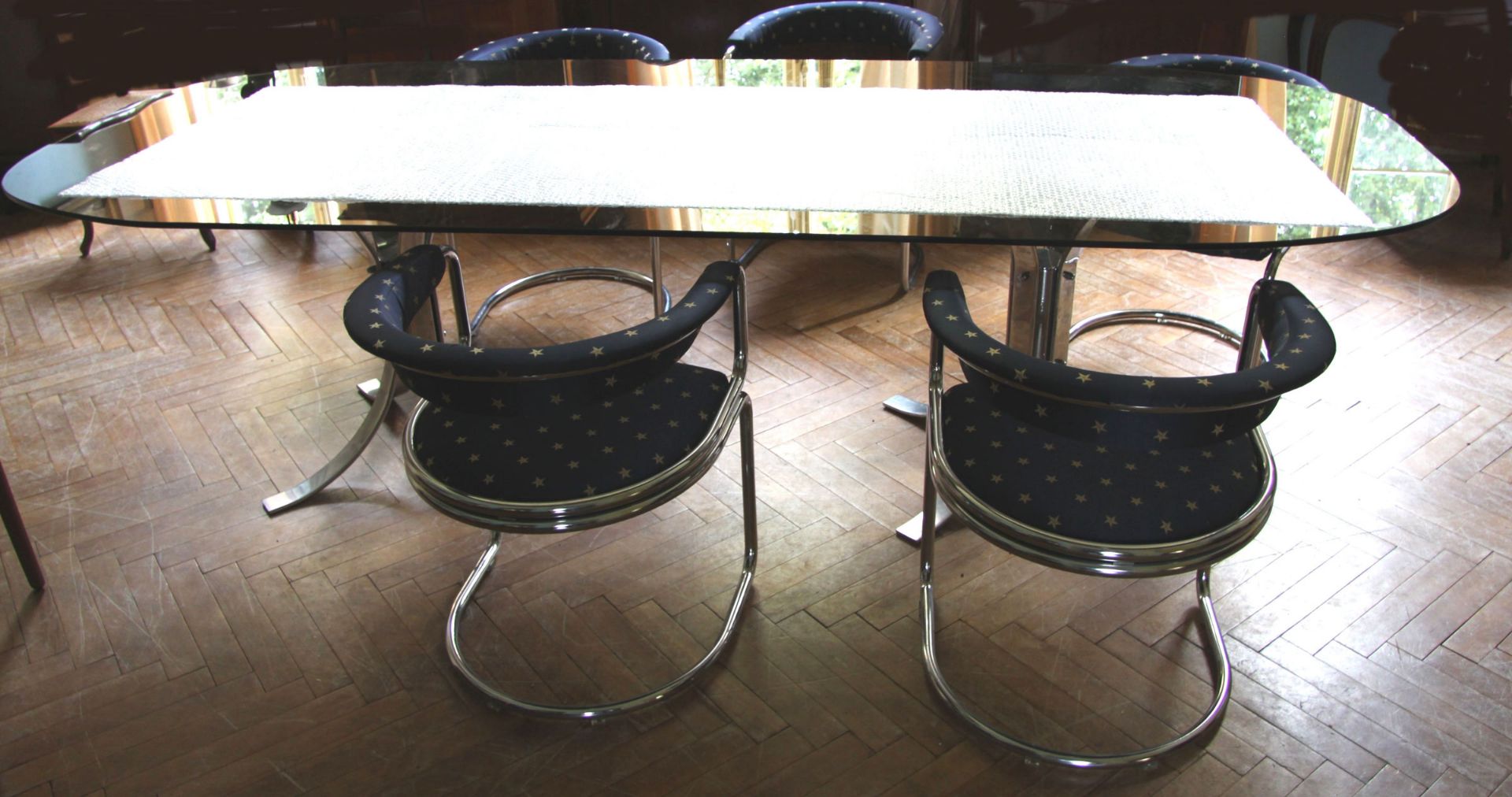 Designer Esszimmergruppe Bestehend aus ovalem großem Tisch mit Rauchglasplatte auf zwei Füßen aus
