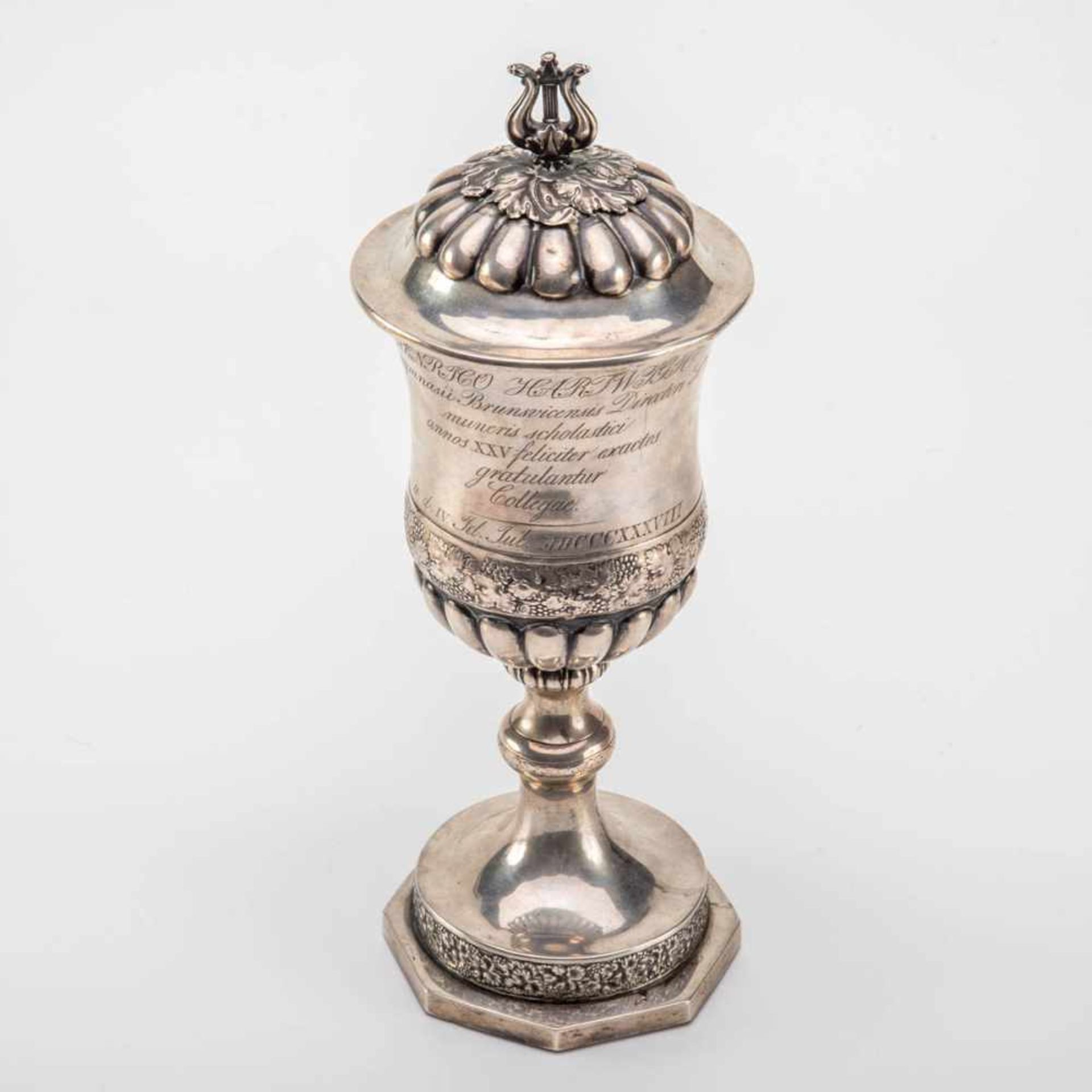 Deckelpokal, wohl Braunschweig 1838 12lötiges (750er) Silber, innen vergoldet. Oktogonaler Stand, - Bild 2 aus 3