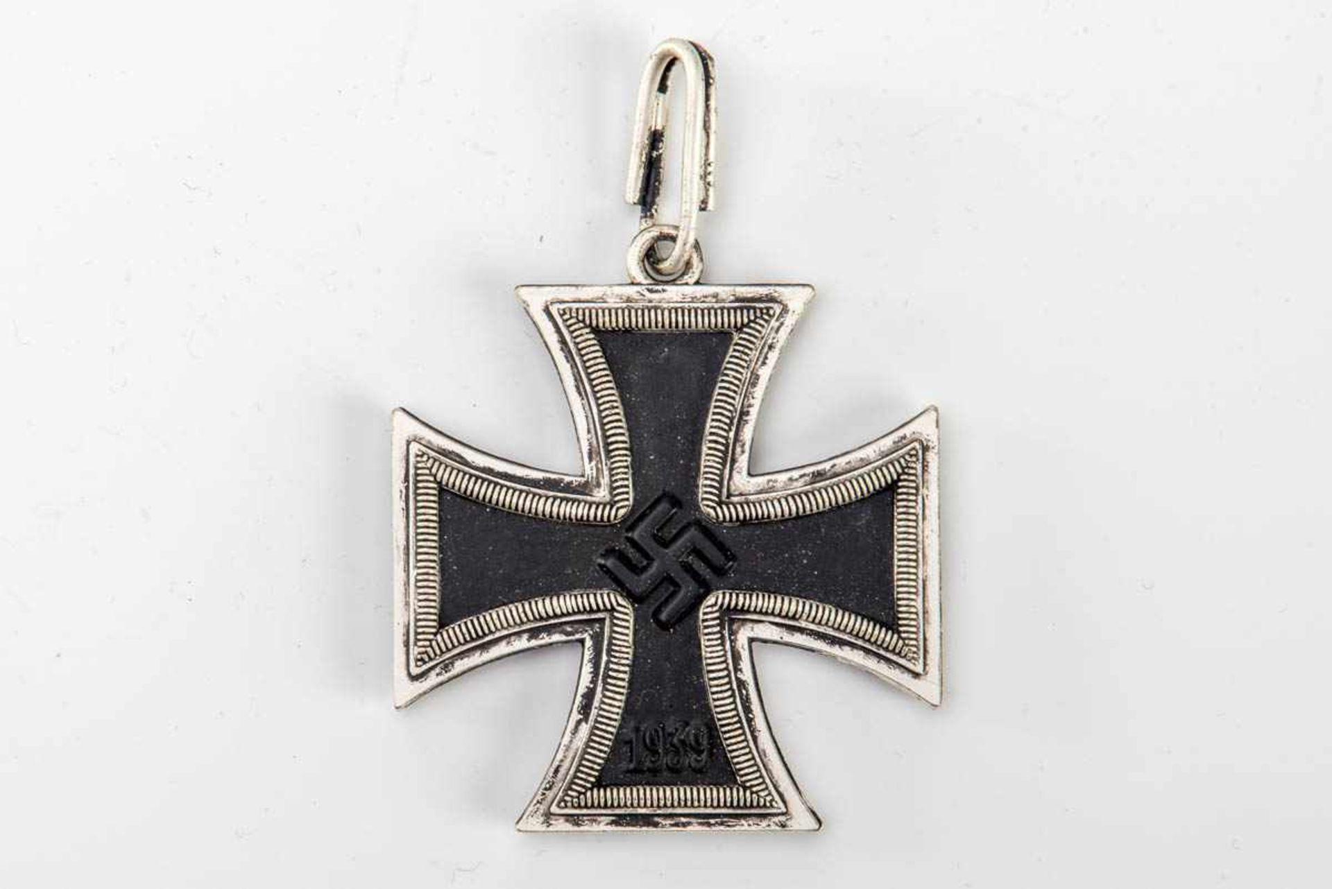 Ritterkreuz des Eisernen Kreuz 1939 Zweiteilige Zarge gepunzt 800 L/12. Der Kern aus Eisen (