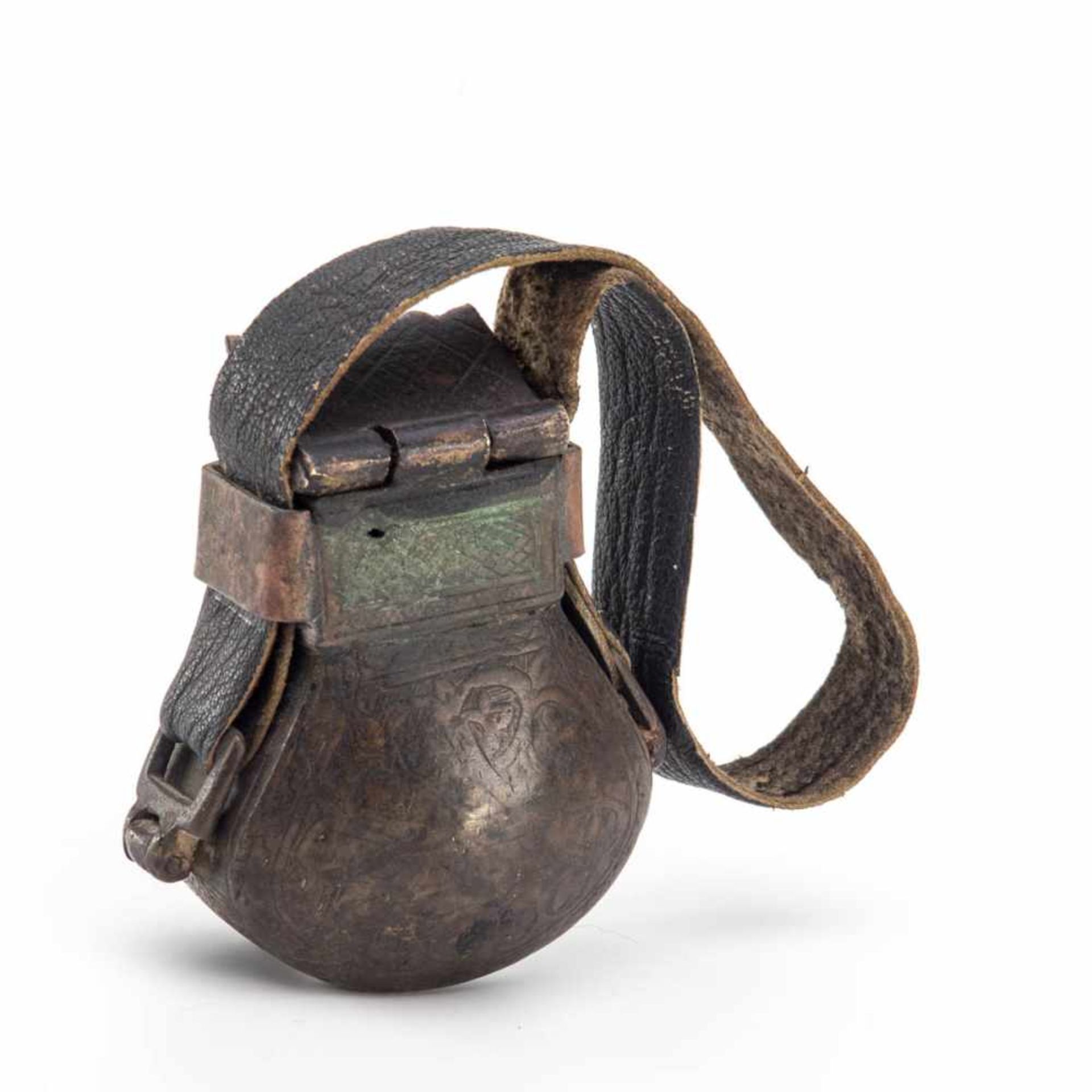 Inro, Japan 19. Jh. Bronze. Gefäß in Form einer Beuteltasche. Scharnierdeckel, Tragegurt. H.: 5,5 - Bild 2 aus 2