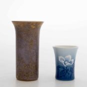 2 kleine Vasen, Rosenthal u. Bing & Gröndahl Becherförmiger Korpus mit verlaufendem blauem Fond,