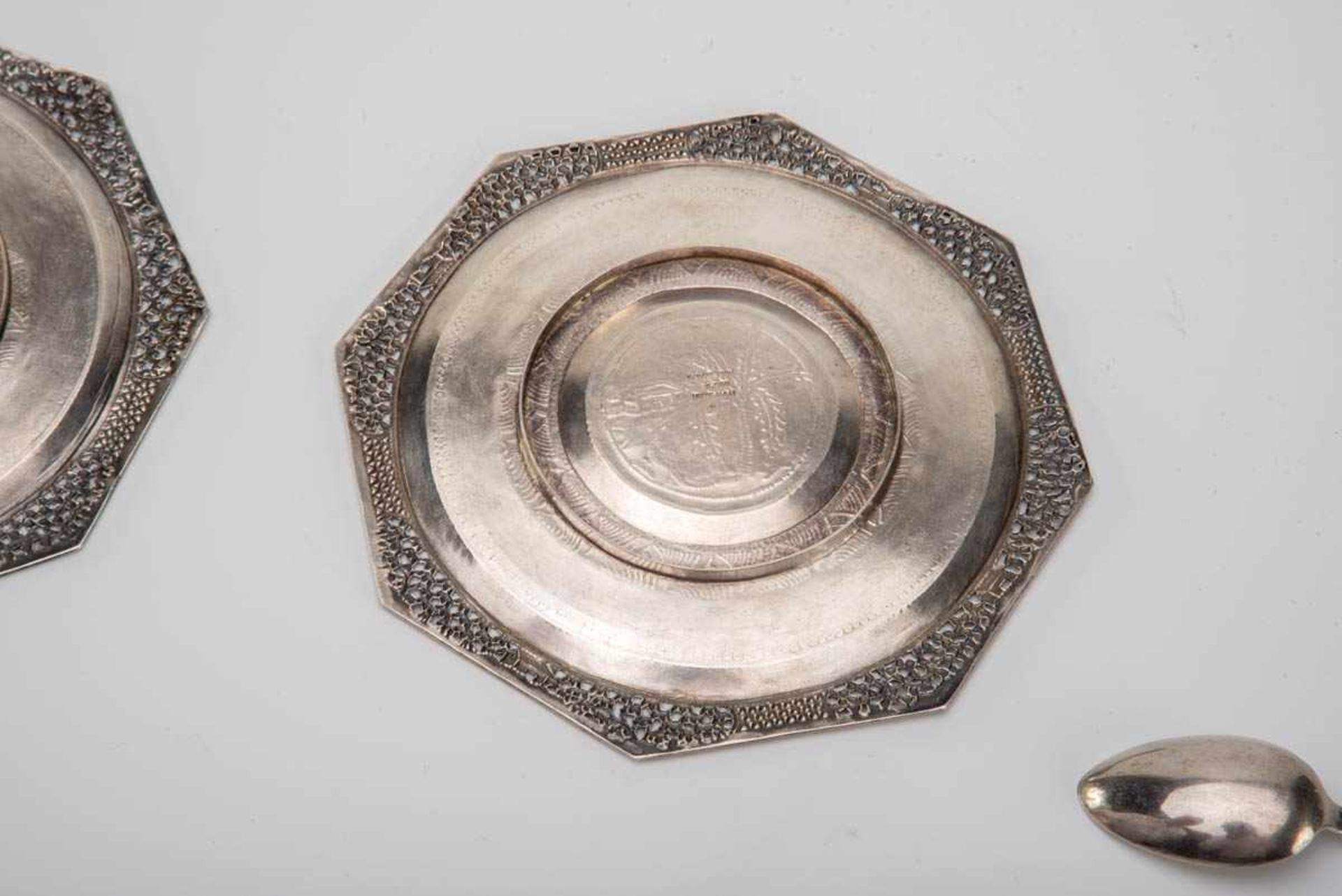 Paar Teetassen mit UT, Vietnam 900er Silber, Eierschalporzellan, polychrom bemalt mit - Bild 4 aus 5