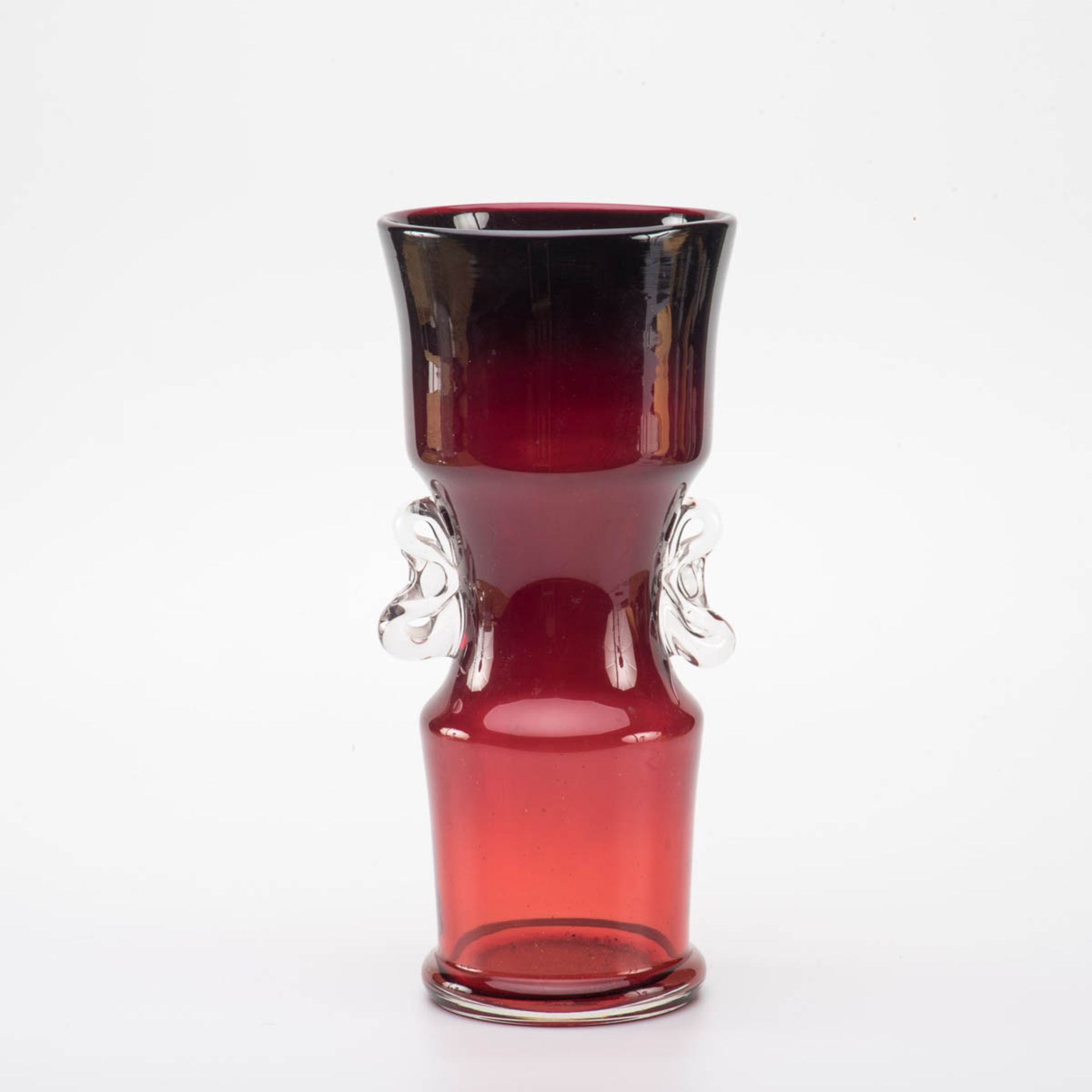 Ziervase, Böhmen um 1920 Farbloses Glas rot überfangen. Verkröpfter Standring. Korpus unten