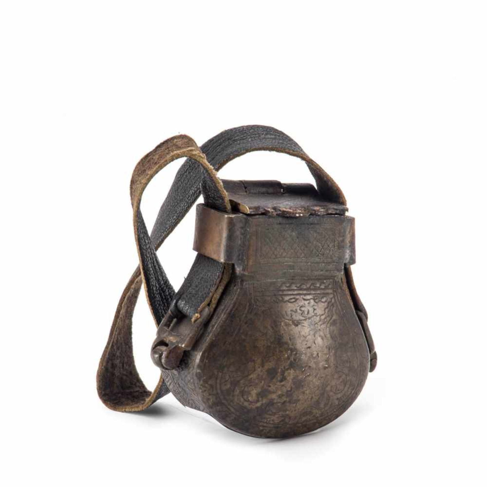 Inro, Japan 19. Jh. Bronze. Gefäß in Form einer Beuteltasche. Scharnierdeckel, Tragegurt. H.: 5,5