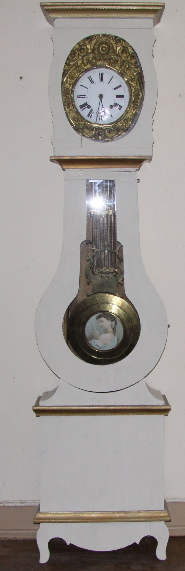 Bodenstanduhr, um 1850 Comtoise-Uhr. Weiß Gefasster Korpus, rechteckiger Sockel, violinförmiger