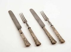4 Paar Obstbestecke, Biedermeier um 1840 Silber. Forken und Klingen Metall. Griffe mit spiraligem