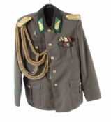 DDR General Uniformjacke mit Orden Rechte Seite mit sowjetischem Akademie Abzeichen, links 3 DDR