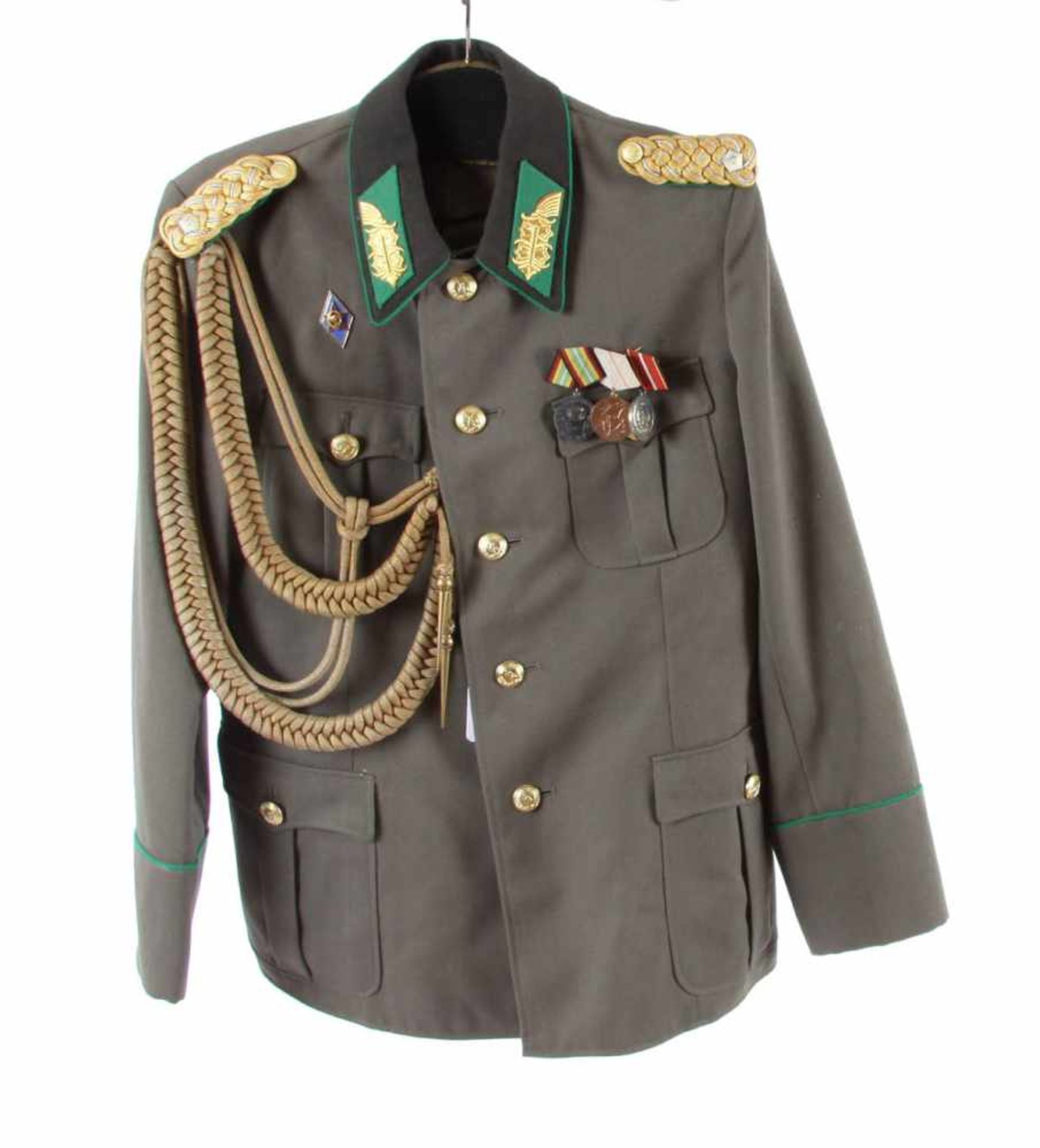 DDR General Uniformjacke mit Orden Rechte Seite mit sowjetischem Akademie Abzeichen, links 3 DDR