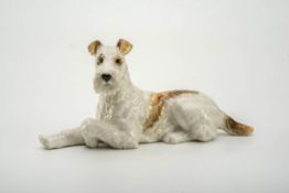 Liegender Terrier, Hutschenreuther 1955-69 Unter der Glasur naturalistisch staffiert.