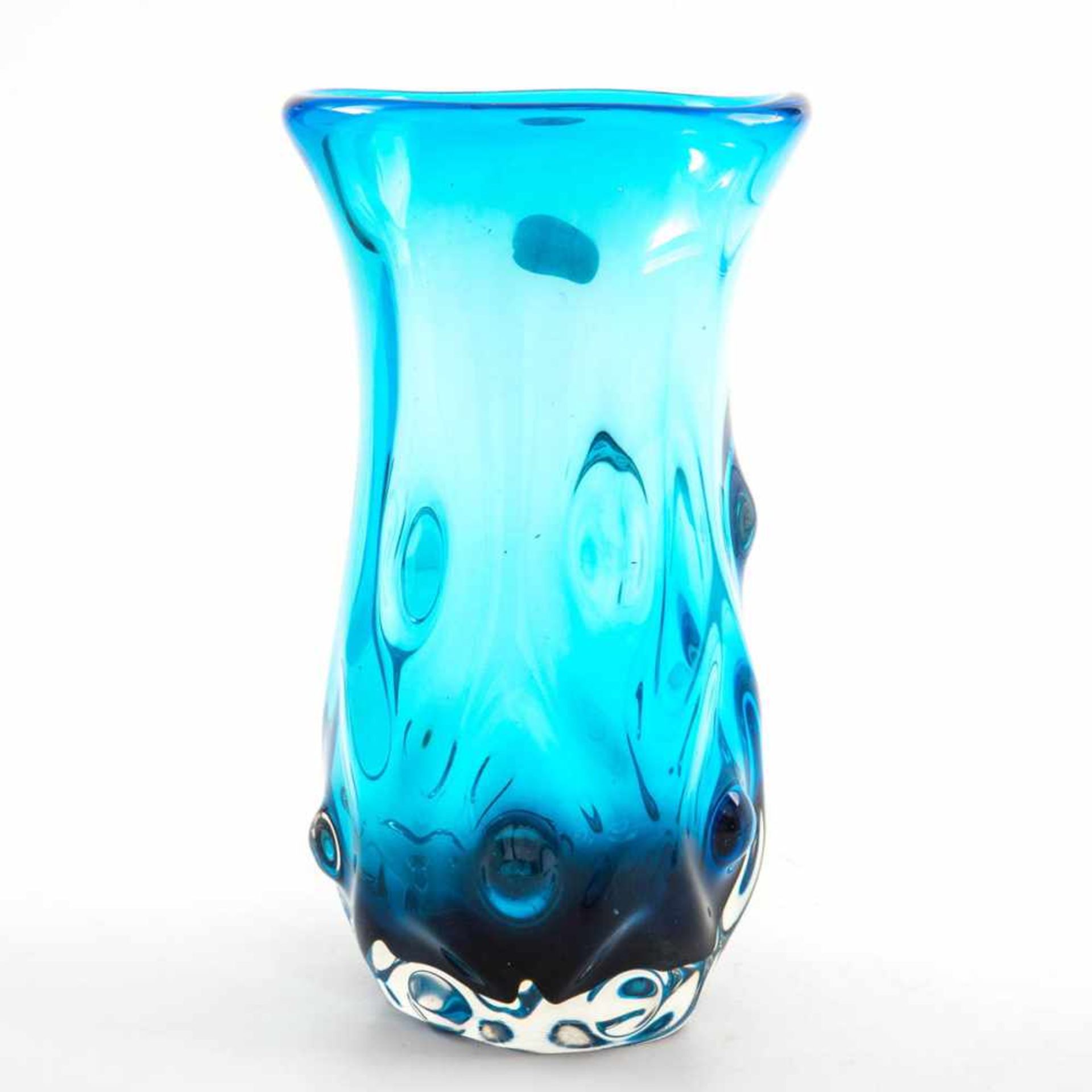 Ziervase, Schweden 20.Jh. Dickwandiges farbloses Glas mit hellblauer Einfärbung. Manufakturaufkleber