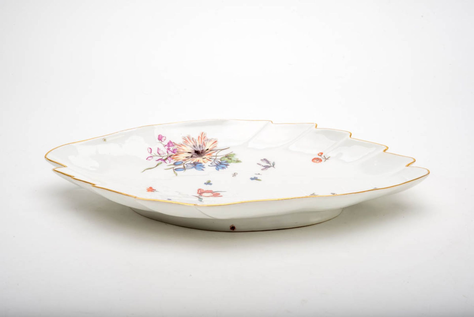 Blattschale, Meissen Bemalt mit Streublumen und Blumenbuketts, Goldrand. Breite 37 cm. Schwerter mit - Bild 2 aus 3