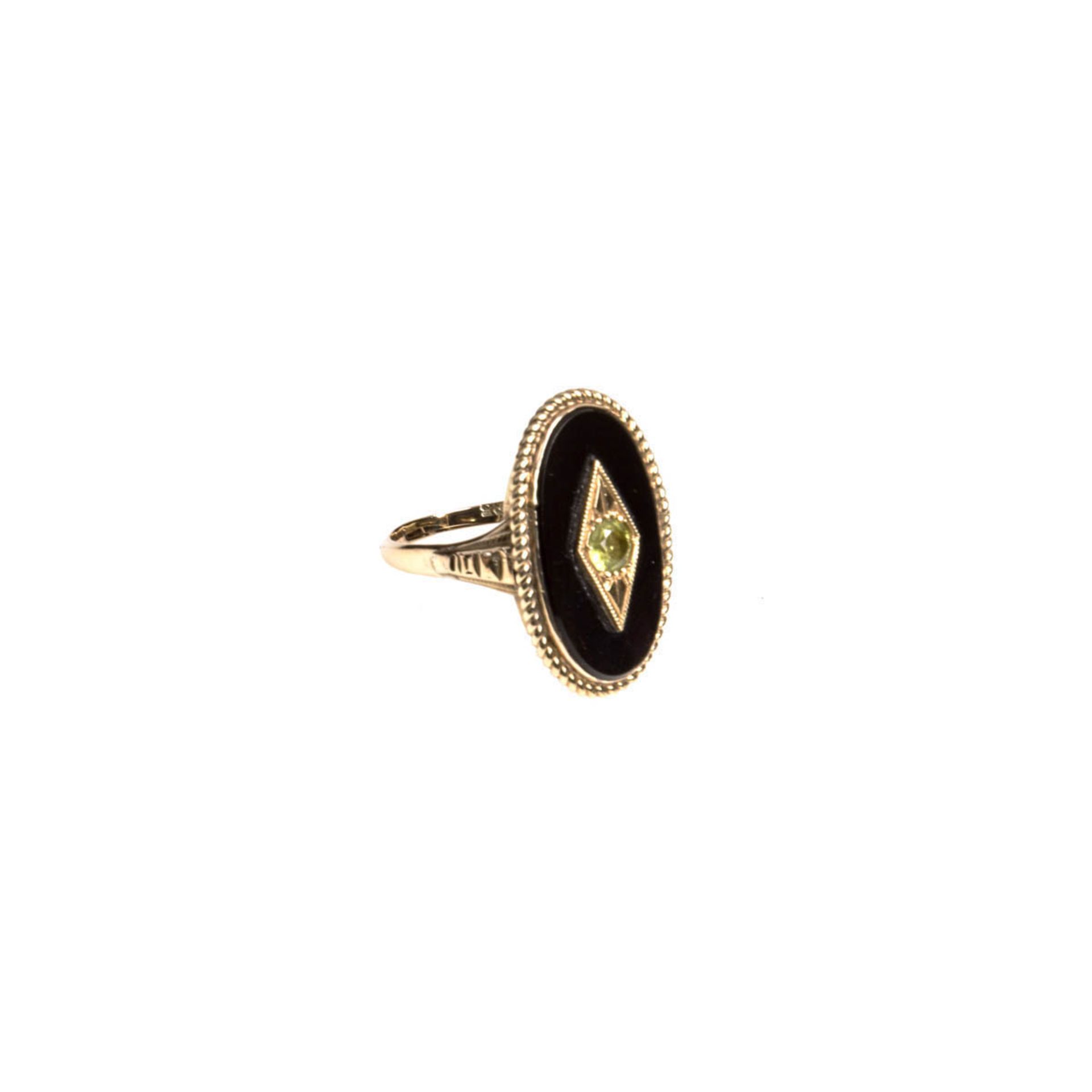 Ring mit Onyx und Peridot 585er Gelbgold. Schmale Ringschiene, hochovaler Ringkopf mit ovaler Onyx-