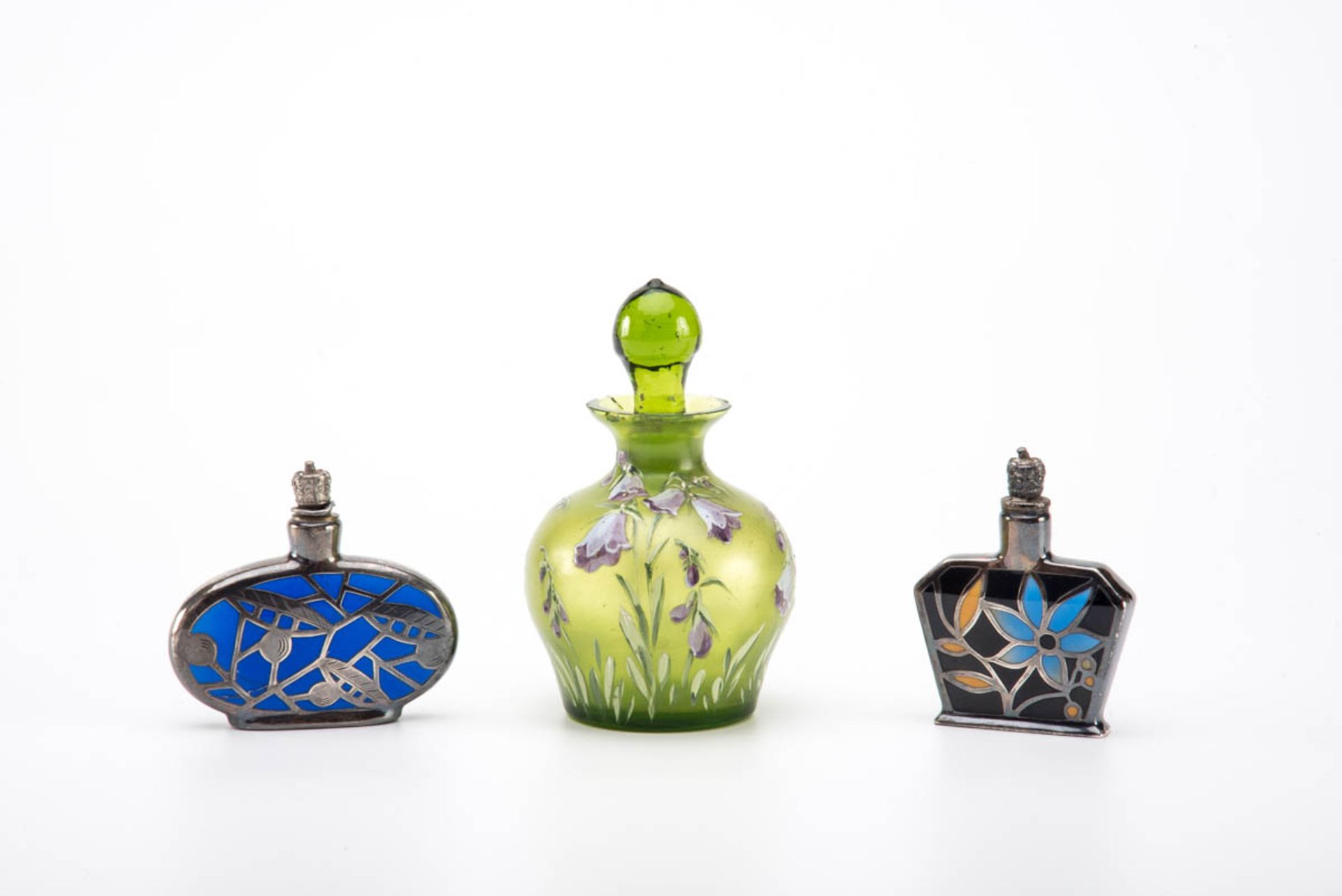 Zwei Parfumflakons, Jugendstil um 1900 Porzellan mit floraler galvanischer Silberauflage,