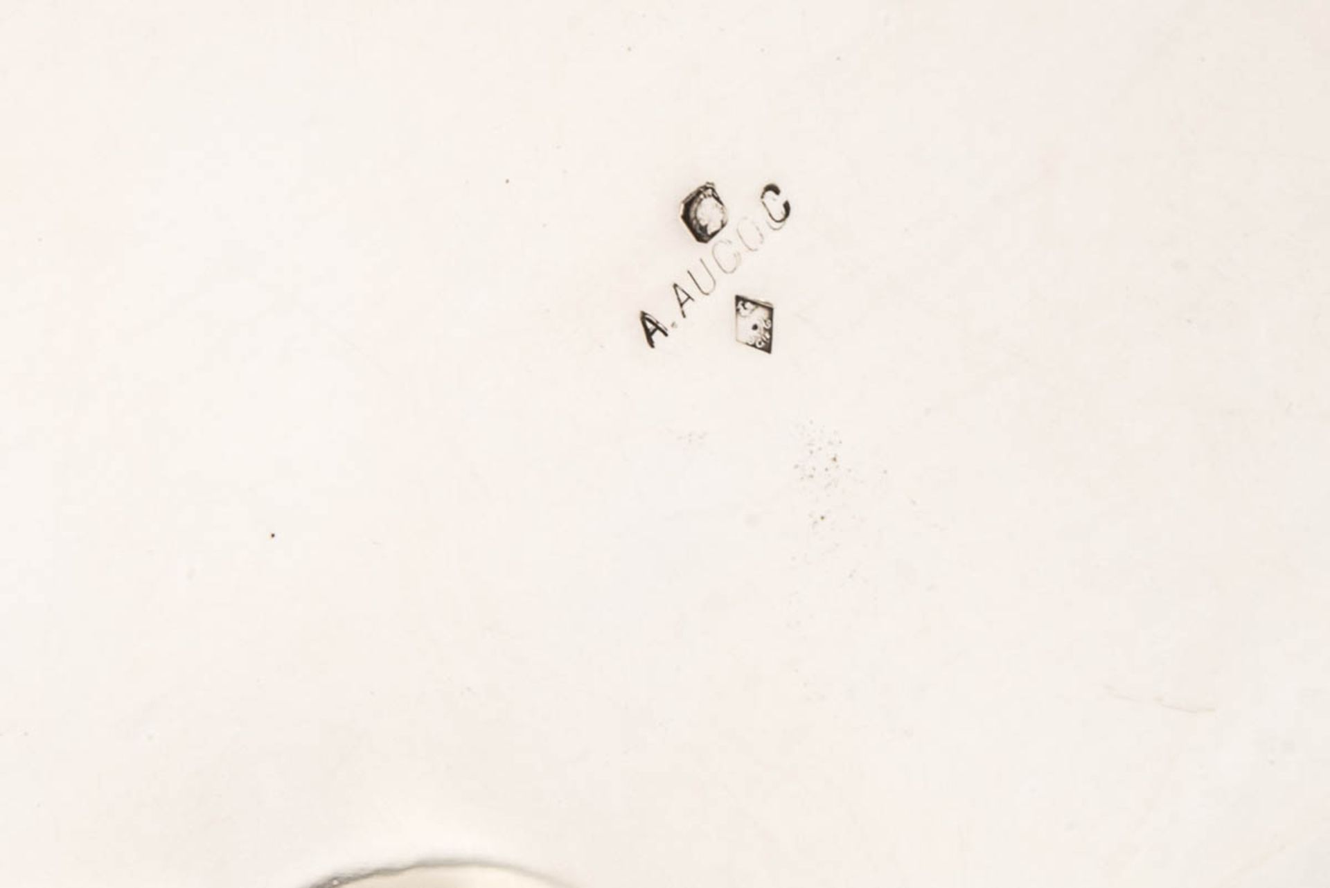 Höfische Prunkterrine mit Presentoir A. Aucoc, Paris Ende 19./Anf. 20. Jh. 950er Silber. Gestreckt - Bild 4 aus 4