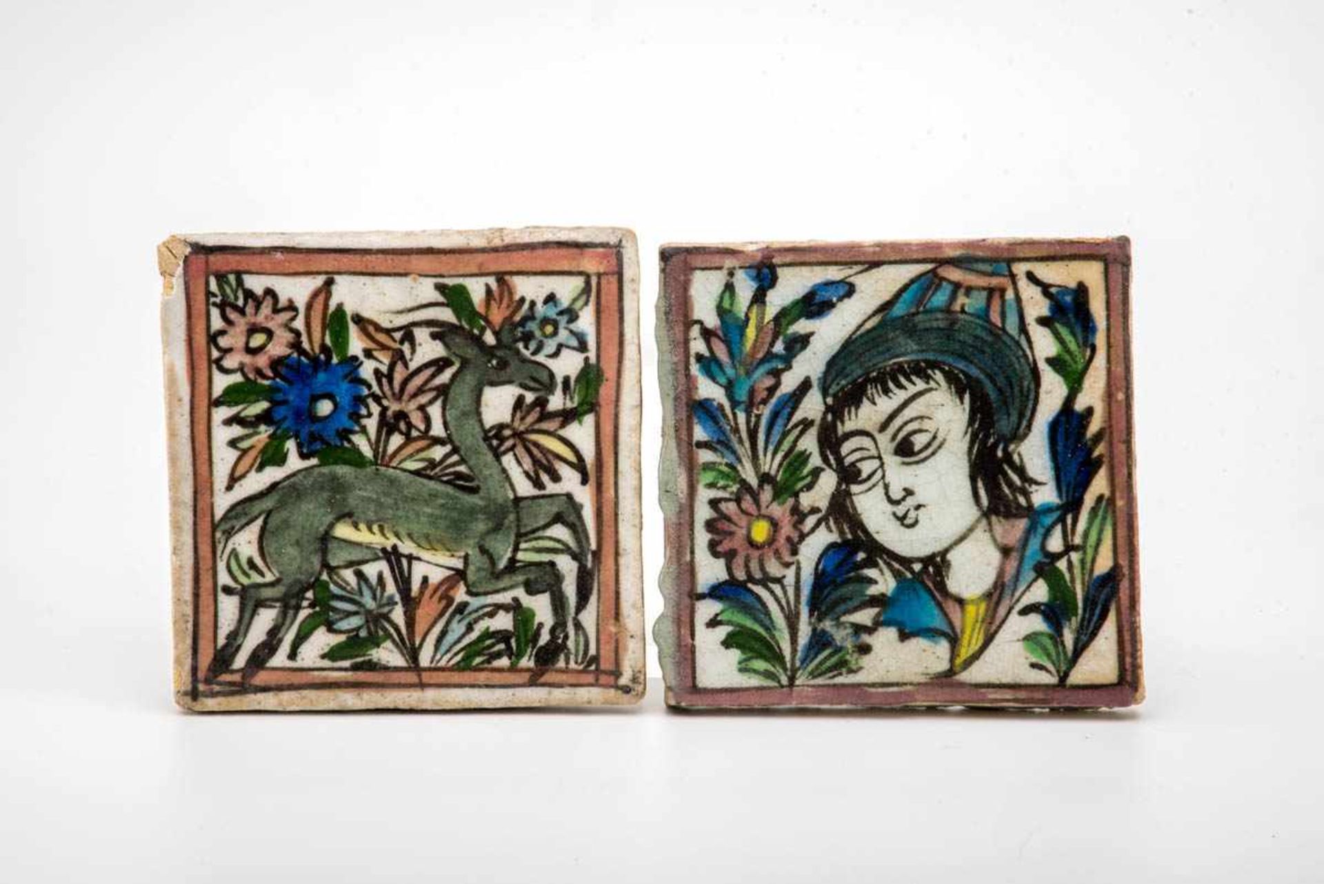 Paar Fliesen, Vorderer Orient Fayence polychrom bemalt mit Blüten, fliehendem Reh und Kopf. 14,5 x