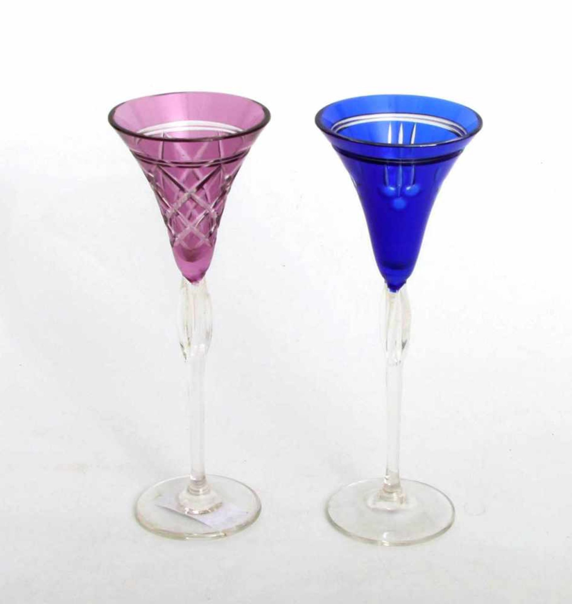 Paar Jugendstil Likörkelche, Böhmen um 1900 Farbloses Glas, kobaltblau bzw. fliederfarben