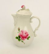 Kaffeekanne mit roter Rose, Meissen um 1900 Birnenförmiger Korpus, hochangesetzter Ausguss, S-