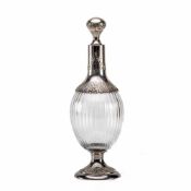 Karaffe, Frankreich um 1900 950er Silber farbloses Kristallglas. Runder Fuß mit Blüten- und