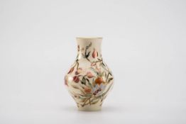 Vase mit Blumen, Zsolnay, Pecs Elfenbeinfarbenes Porzellan. Gebauchter Korpus, Wandung mit Blüten