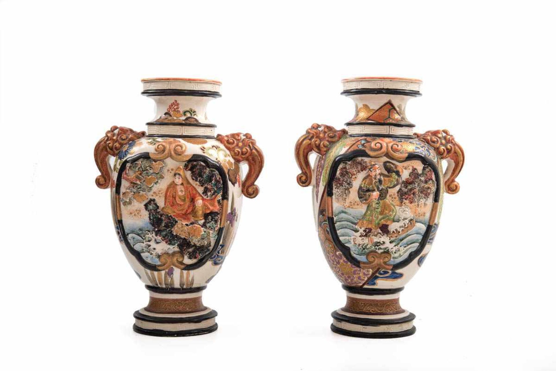 Paar chinesische Vasen Cremefarben glasierter Steingutscherben mit Emailmalerei, H 27 cm bzw. 27,5