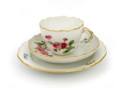 Kaffeegedeck mit Blumen, Meissen Große Tasse in der sächsischen Form, Kuchenteller, UT und Tasse mit