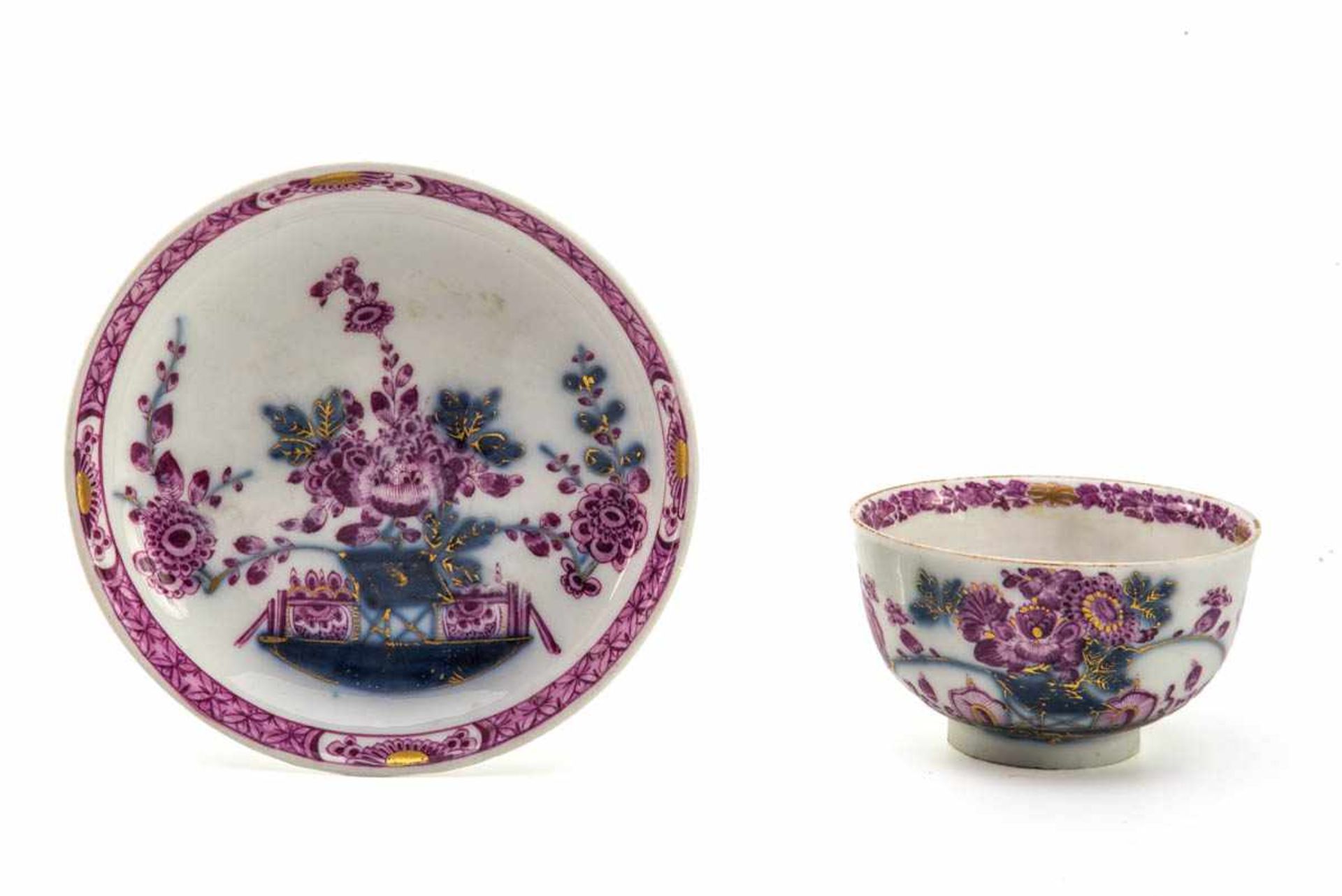 Koppchen mit UT, Meissen, um 1730-35 Auf dem Standring halbkugelige Kuppa mit leicht ausgezogenen