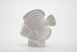 Skalar, Tata, Ungarn Unbemalt. Auf Wellensockel die Figur des Fisches. Manufakturmarke. H.: 16 cm.