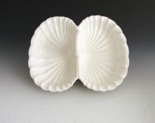 Kabarett, Meissen 1824-50 Unbemalt. Zwei flachgemuldete Muschelschalen in der Mitte durchbrochen