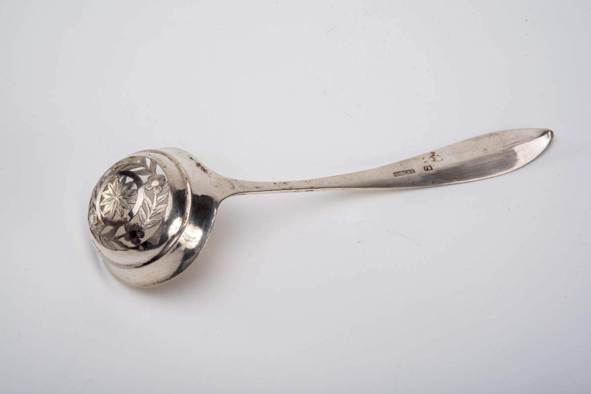 Streulöffel, Joh.Georg Chr. Frike, Goslar um 1820 12lötiges Silber. Runde tiefgemuldete floral - Bild 2 aus 2