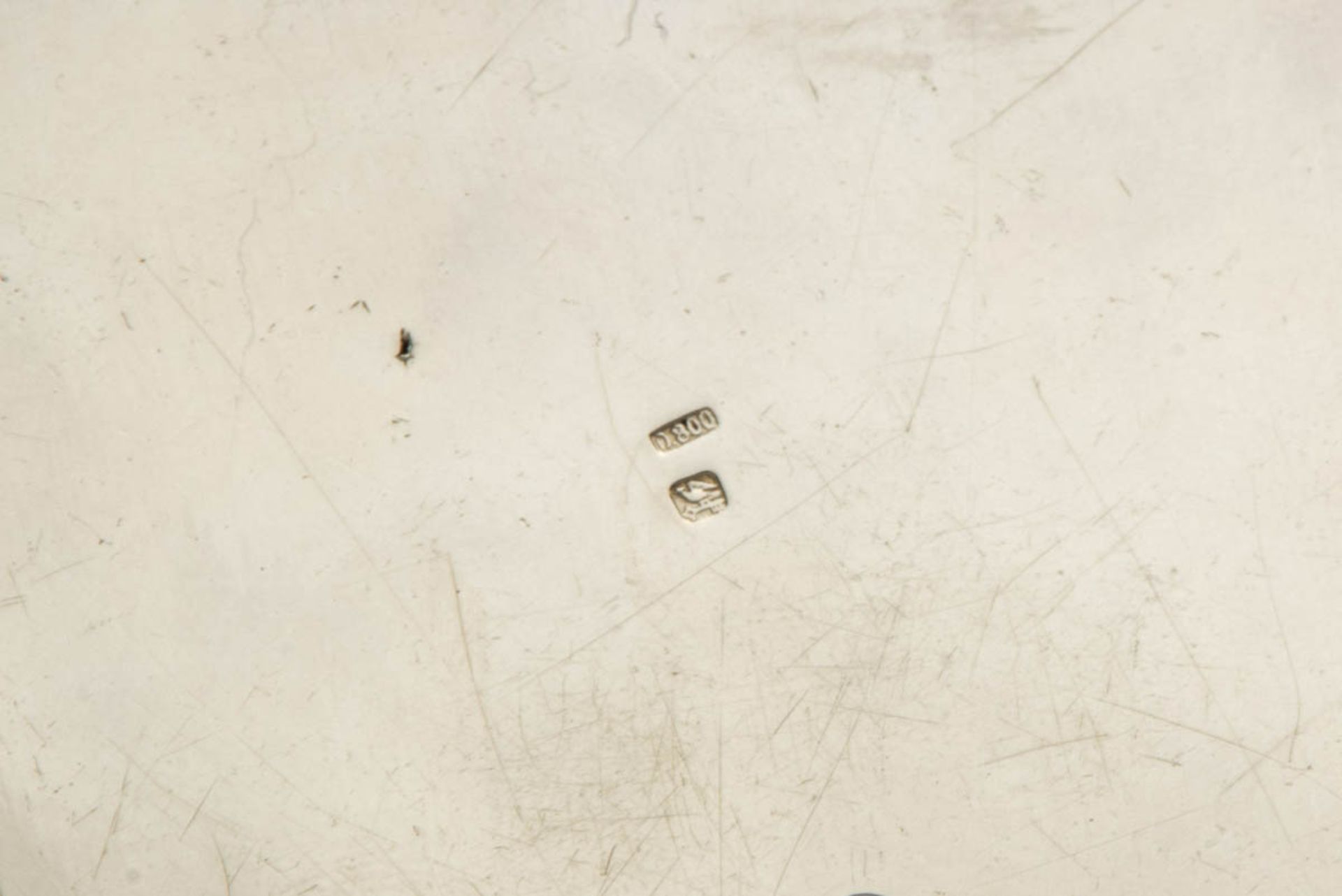 Nuss-Schale, um 1920 800er Silber, schlichte flachgemuldete Schale, Spiegel mit graviertem Wappen. - Bild 2 aus 2