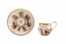 Tasse mit UT, Meissen um 1817-24 Tasse mit Campanerhenkel, tiefgemuldete Untertasse, Fahne und